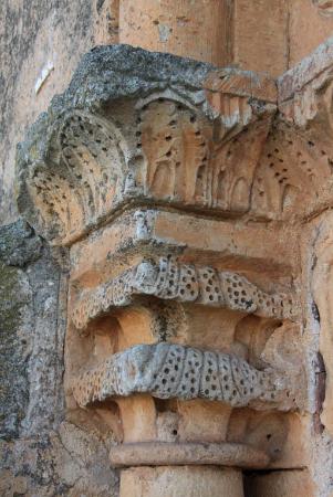 Detalle de la portada de la iglesia de Turrubuelo